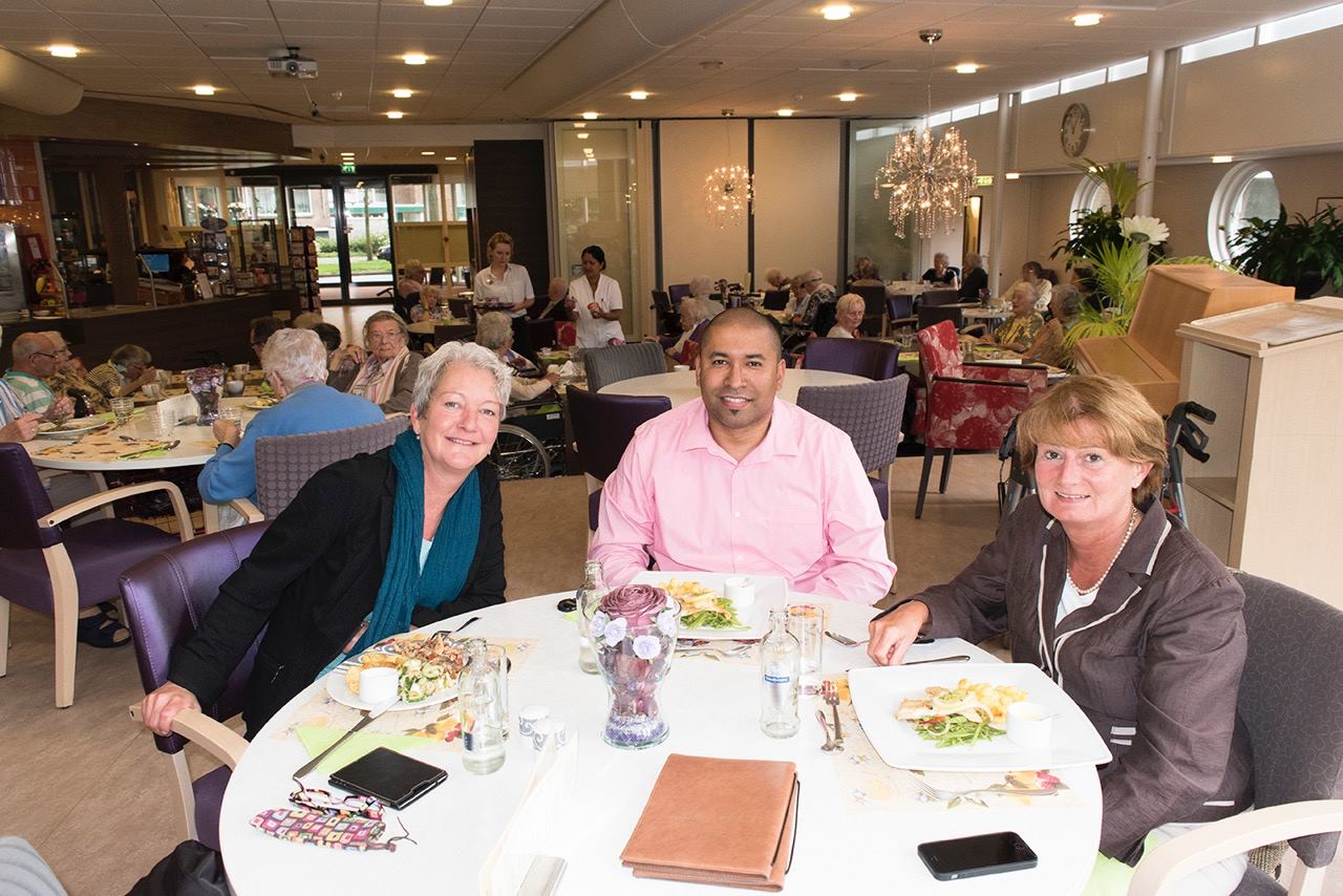 Roy Wesenhagen aan tafel in het restaurant van WoonZorgPark Swaenesteyn tijdens een Gouden Bordjes beoordeling