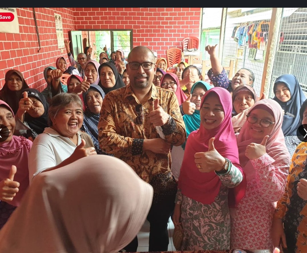 Roy Wesenhagen with local mothers and grandmothers during the Indonesia healthcare mission