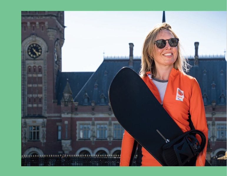 Renske van Beek, Paralympisch snowboardster en ambassadeur Onbeperkt070, voor het Vredespaleis Den Haag