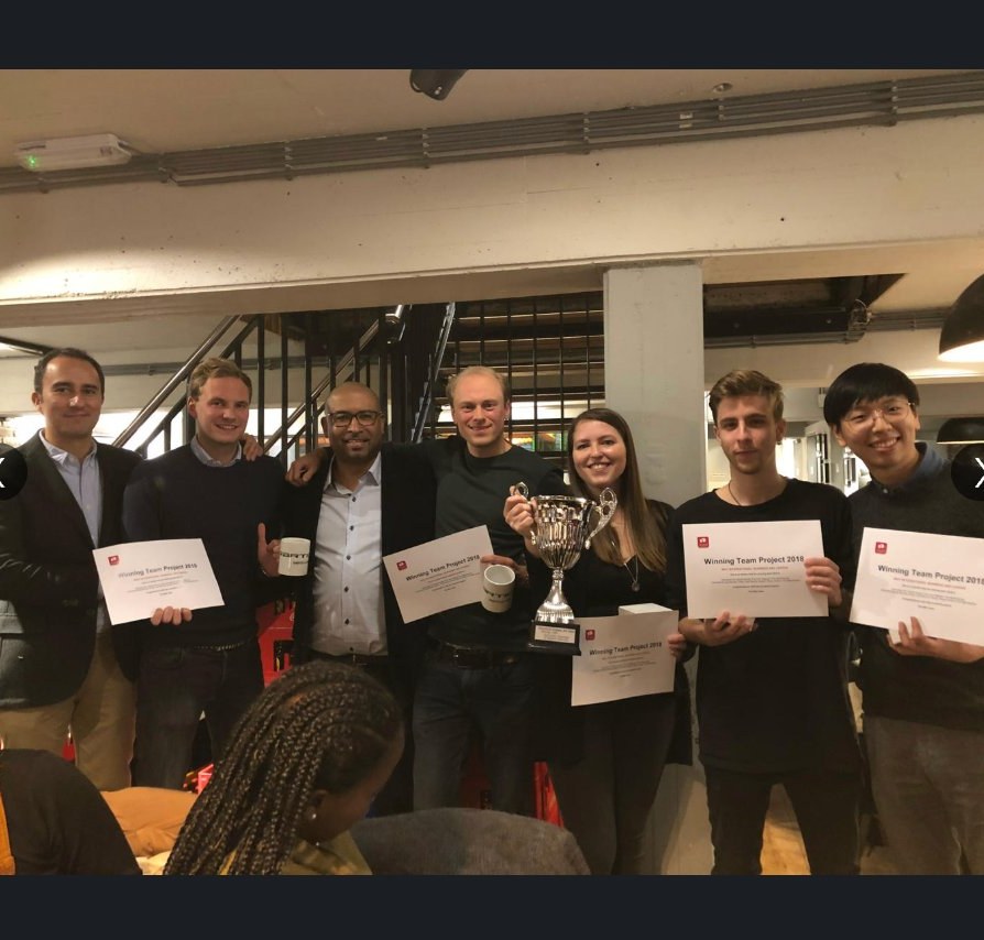 Roy Wesenhagen presenting the Winning Team Project 2018 trophy to international students of Rotterdam University of Applied Sciences